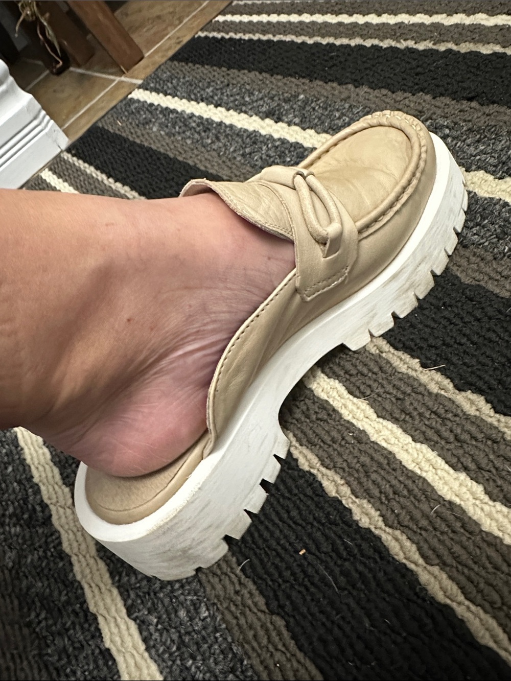 Sz 38⭐️Like New Miz Mooz Vann Cream Leather Chunky Mules. Fits Larger. See Pics - Picture 11 of 12
